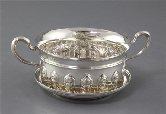 A George V silver two handled porringer and cover/stand, by Horace Woodward & Co Ltd, 8.5 oz.
